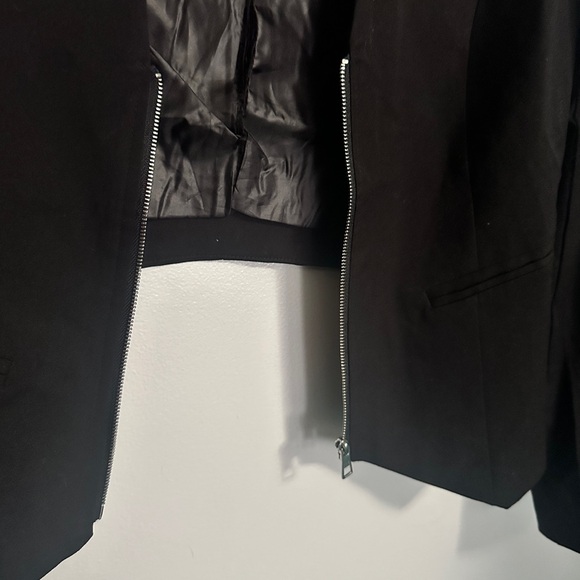 Cropped Blazer - Picture 2 of 3